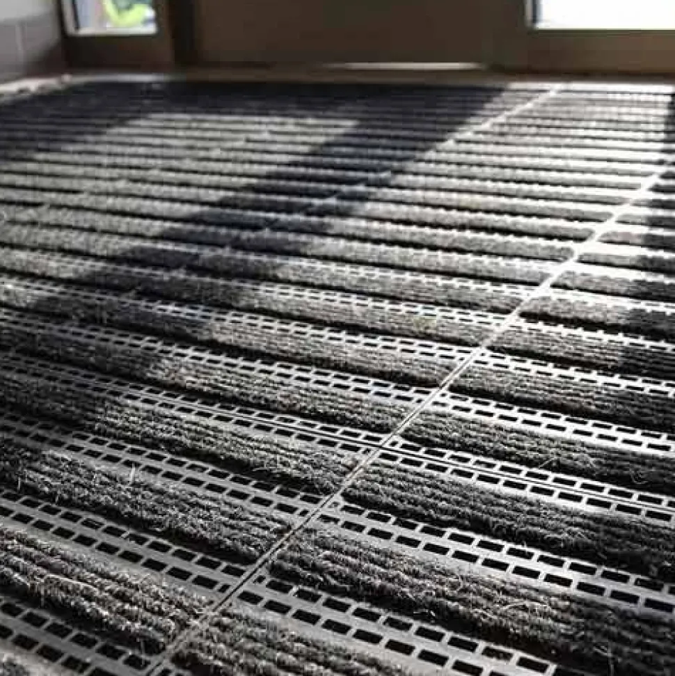 Entrance Linear Tile - 1/2 inch Black w/Charcoal Carpet