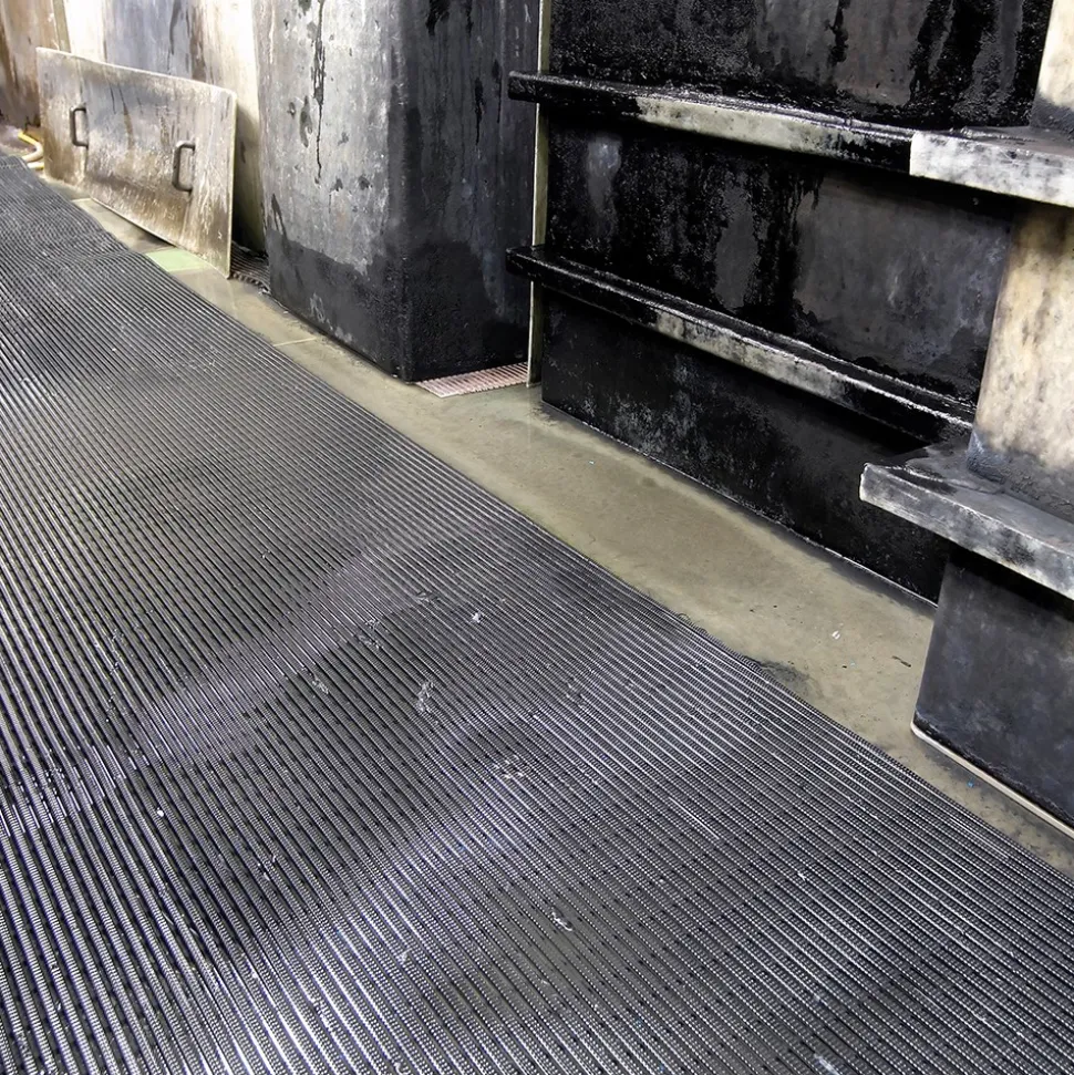 Vynagrip Heavy Duty Industrial Matting Black 3 x 33 ft Roll