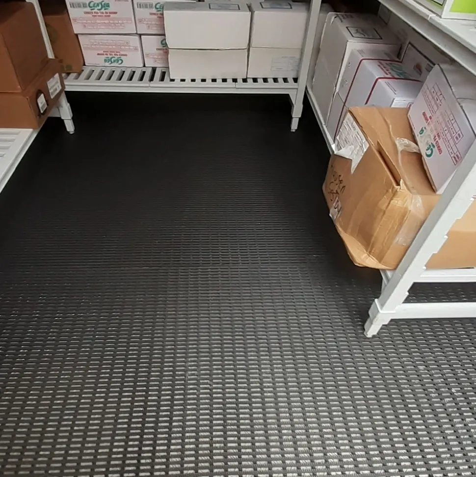 Vynagrip Heavy Duty Industrial Matting Black 4 x 33 ft Roll